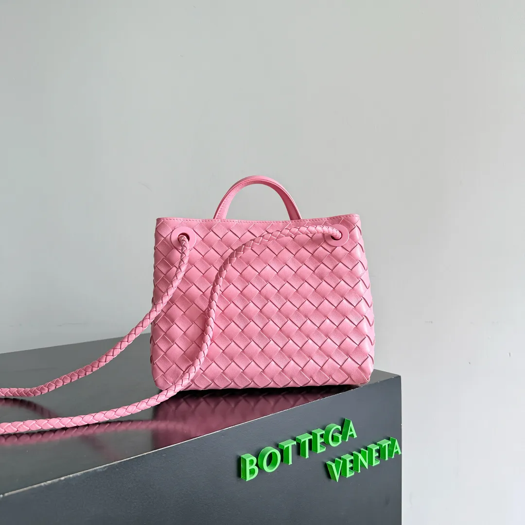 The new Andiamo batch of 3060 BV is shipped‼ ️The classic intercciato weaving process is used to create a soft bag, the metal knot is made of micro-cast aluminum using jewelry technology🪢, and the decorative beads are made of metal and hand-polished oak, allowing you to jump repeatedly between elegance and fun💃, making it unpredictable. Classic and versatile, it shows off your temperament, and the bag has a large capacity, making it very convenient for daily commuting! It has a variety of carrying methods, the shoulder straps can be adjusted by yourself, the original lambskin feels soft and delicate, and the unisex style breaks gender boundaries and brings a more practical and long-lasting use experience. The Andiamo, which has both elegant and casual styles, perfectly interprets the "fashionable old money style". Style No.: 743568+Wood Hardware Color: Ribbon Pink Size: 25*22*10.5cm